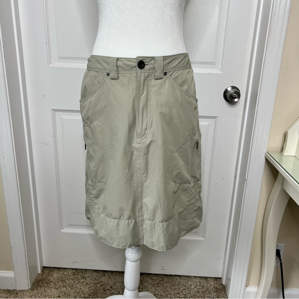 Mountain Hardware La Strada Women’s Activity Skirt, Khaki color. Size 6.